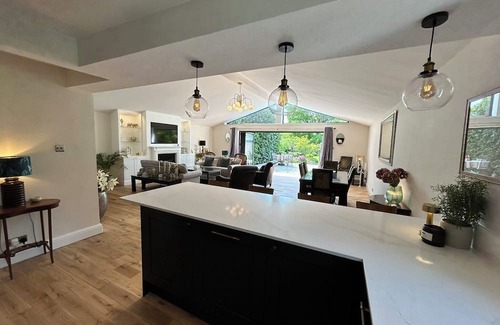 Cranleigh House | Cranleigh home w/great room & annexe. 4 bedrooms, sleeps 7+