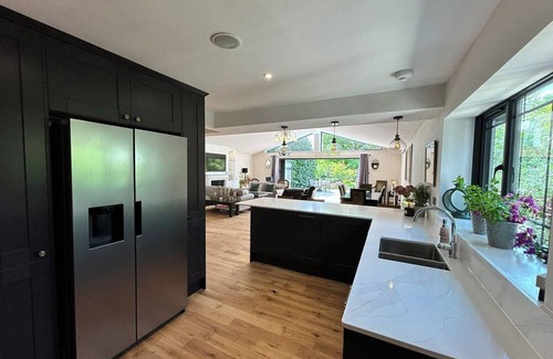 Cranleigh House | Cranleigh home w/great room & annexe. 4 bedrooms, sleeps 7+