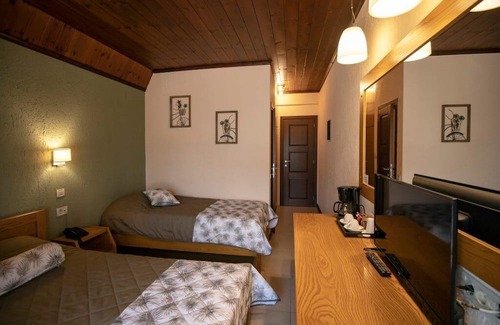 Eptalofos Condo | Eptalofos Guesthouse - Triple Suite with Balcony