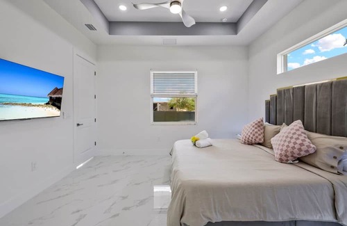 Sunshine House | New Built Modern Vacation Home With Fully Fences