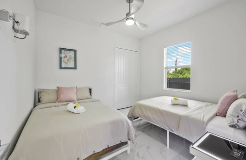 Sunshine House | New Built Modern Vacation Home With Fully Fences