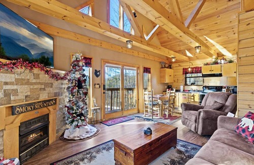 Pigeon Forge Cabin | Mountain Do - Hot tub soaks & mountain views!