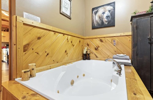 Pigeon Forge Cabin | Mountain Do - Hot tub soaks & mountain views!