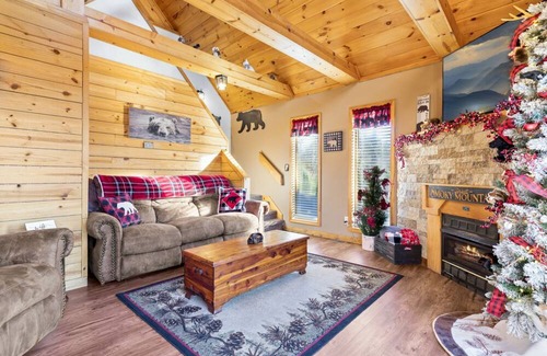 Pigeon Forge Cabin | Mountain Do - Hot tub soaks & mountain views!