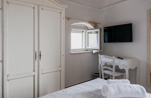 Borgio Verezzi Bed & Breakfast | Ca' d'Alda - Piazza: elegant room with sea view