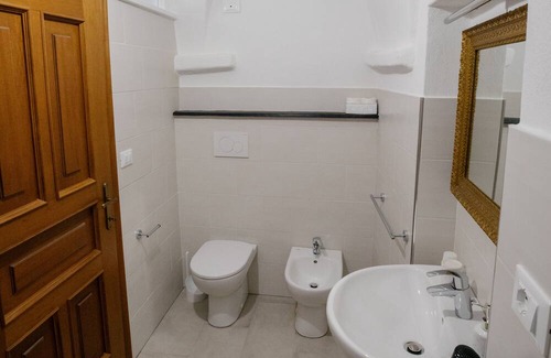 Borgio Verezzi Bed & Breakfast | Ca' d'Alda - Piazza: elegant room with sea view