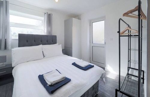 Woking House | 3 Bed Bungalow In Woking