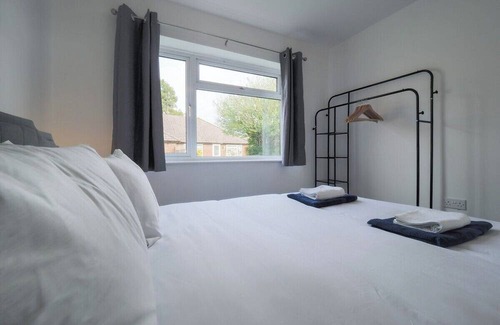 Woking House | 3 Bed Bungalow In Woking