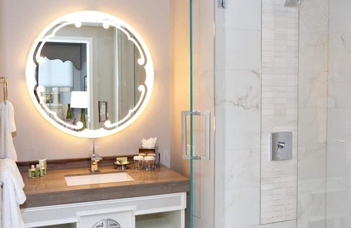 Mount Vernon Square Apartment | Deluxe Room Near 10th Street Community Park WDC