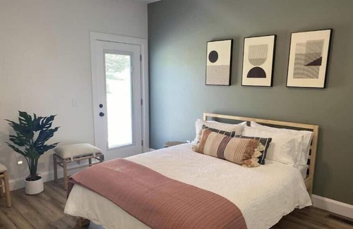 Ashtabula House | The Harbor Haven ~ Walkable to restaurants, brewery, spa, beach! Near wineries!