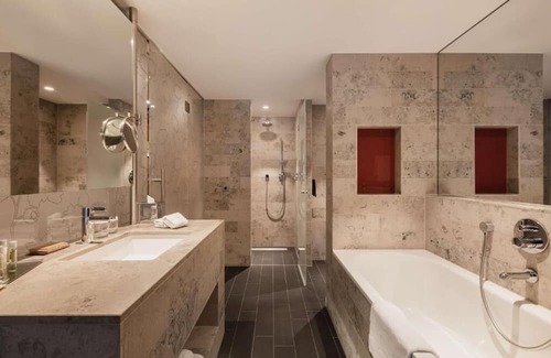 The Hague Center House | Stay, Explore, and Unwind in Den Haag's Heart! 3 Relaxing Units, Pets Allowed!