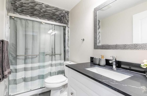 Central Erin Mills House | Spacious Basement in Mississauga