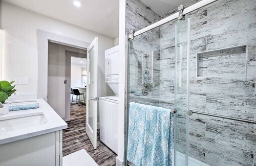 Fredericksburg House | Casablanca Cottage - Walking distance to Main St.