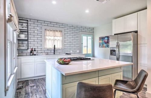 Fredericksburg House | Casablanca Cottage - Walking distance to Main St.