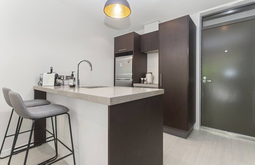 Newton Apartment | Homey stay in Freemans Bay: Gym, Aircon, Pool