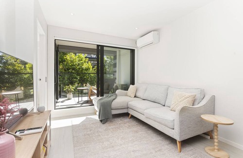 Newton Apartment | Homey stay in Freemans Bay: Gym, Aircon, Pool