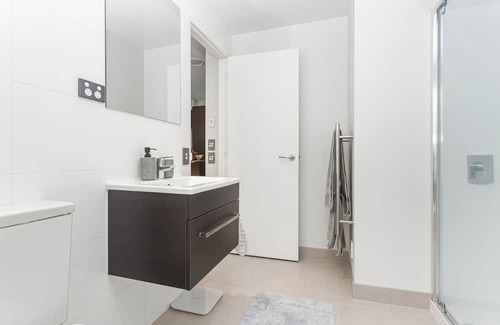 Newton Apartment | Homey stay in Freemans Bay: Gym, Aircon, Pool