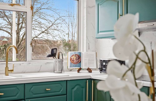 Chatham Apartment | Bright 1 Bed with free NETFLIX: Free Parking, & Wi-Fi 40 mins away from London