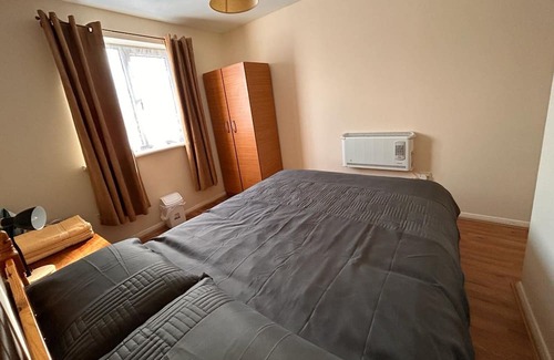 Goodmayes Apartment | specious 1 Bed Apartment with parking & free wifi 5 minute Goodmayes station