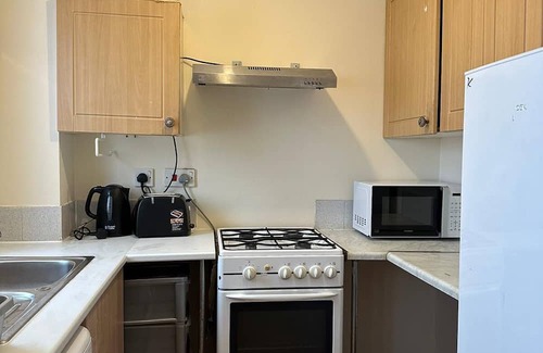 Goodmayes Apartment | specious 1 Bed Apartment with parking & free wifi 5 minute Goodmayes station