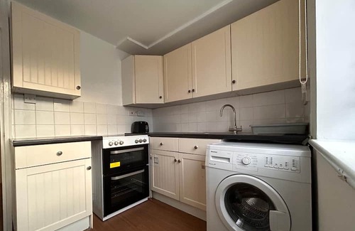 Whalebone Apartment | Specious 1 Bed flat in east London with Parking and free wifi