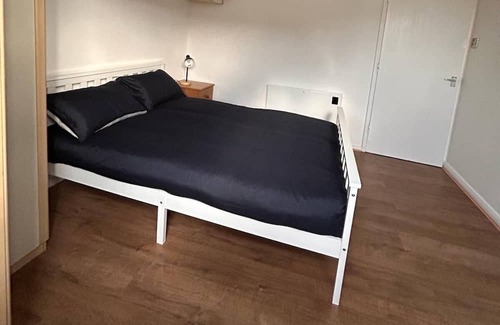 Whalebone Apartment | Specious 1 Bed flat in east London with Parking and free wifi