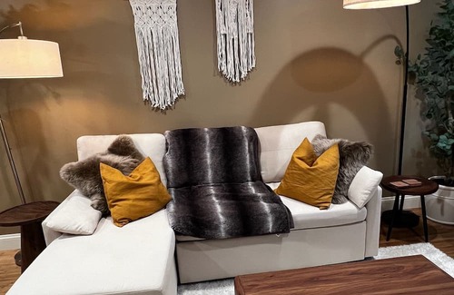 Olde Town House | Stylish downtown retreat, private sanctuary, walk to everything, free parking