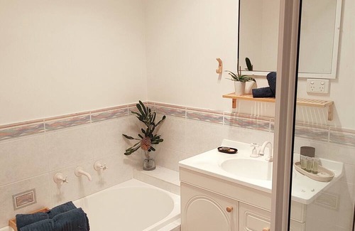 Eden House | Easy Walk to Beach & Town, pet friendly with SUPERHOSTS