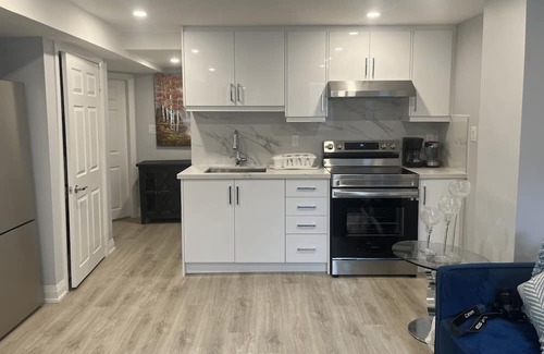 Central Erin Mills House | Private and Cozy Basement Apartment