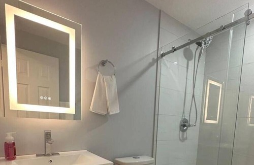 Central Erin Mills House | Private and Cozy Basement Apartment