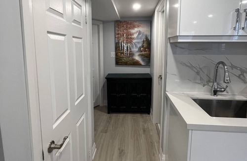 Central Erin Mills House | Private and Cozy Basement Apartment