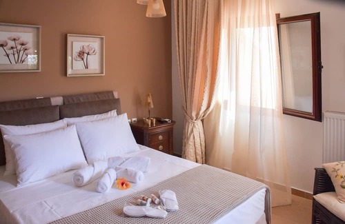 Gastouni Apartment | Kiki’s 3BD apt. with Citrus Garden & BBQ