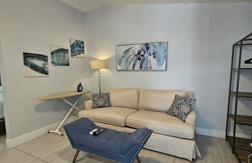 Catalina House | 12min/Universal, 5/min to Downtown. Hotel Room Style in a Cozy House in Florida