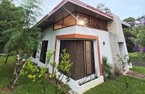 San Isidro de Grecia Cabin | EcoSky "Tranquil Retreat Near La Fortuna: Private Pool, Lake Access, and More!"