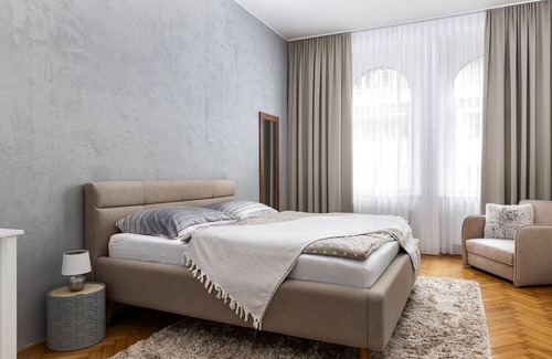 Palmovka Apartment | City Buzz Apartment - O2 Arena - Sleeps 6