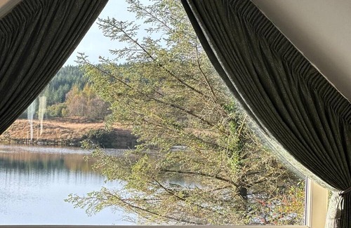 Maam Cross Cottage | beautiful lakeside cottage situated in the heart of connemara