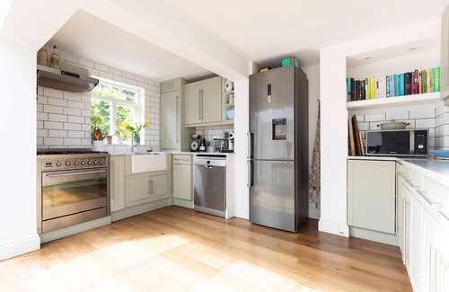 Latchmere Apartment | Abercrombie Street by onefinestay