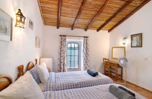 Loule House | Holiday Home 'Casa Delfim - Casa Azul' with Mountain View, Shared Pool and Wi-Fi