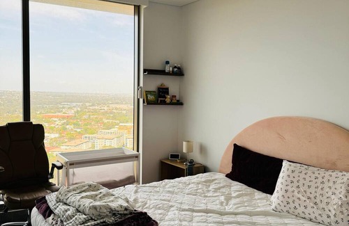 Parramatta Apartment | East facing Sunkissed Harbour Bridge facing homely apartment on 34th floor.