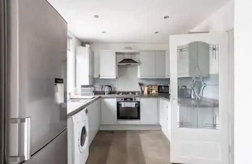 Hamilton House | Captivating 2-Bed House in Hamilton with jacuzzi