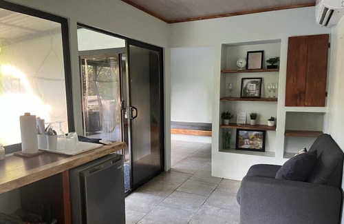 Roble Cabin | Modern Jungle Cabana#2 - 2 Bedroom Queen bed & private bathroom, close to beach