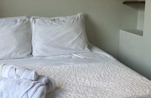 Roble Cabin | Modern Jungle Cabana#2 - 2 Bedroom Queen bed & private bathroom, close to beach