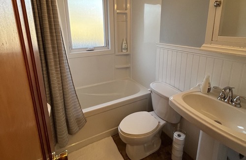 Elora House | Heart of downtown w/ private backyard. Walk to Elora Mill!