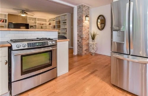 Elora House | Heart of downtown w/ private backyard. Walk to Elora Mill!