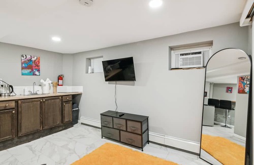 Elizabeth Apartment | Comfortable and Unique 1BED Apt in Elizabeth / Perfect location / 30min to NYC