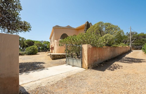 Sant'Antioco House | Holiday Home 'Fronte Mare Azzurro' with Sea View, Shared Garden and Wi-Fi