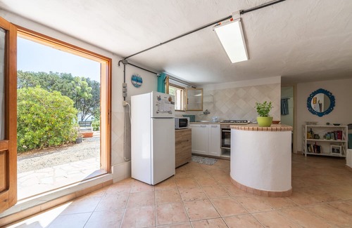 Sant'Antioco House | Holiday Home 'Fronte Mare Azzurro' with Sea View, Shared Garden and Wi-Fi