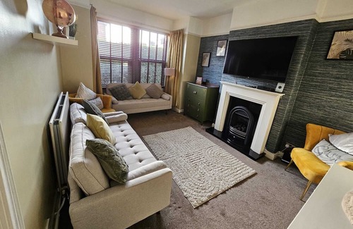 Stoke-on-Trent House | Spacious Home - King Size Bed - Pets - In Oak Hill / Trent Vale