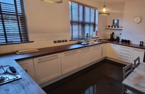 Stoke-on-Trent House | Spacious Home - King Size Bed - Pets - In Oak Hill / Trent Vale