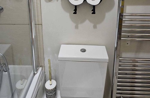 Stoke-on-Trent House | Spacious Home - King Size Bed - Pets - In Oak Hill / Trent Vale